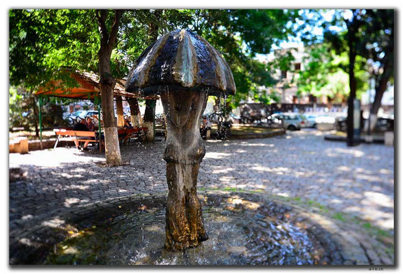 GE0143.Tbilisi.Brunnenskulptur