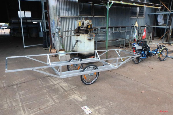AU: Solatrike neuer Anhänger am Trike befestigt zur Probe.