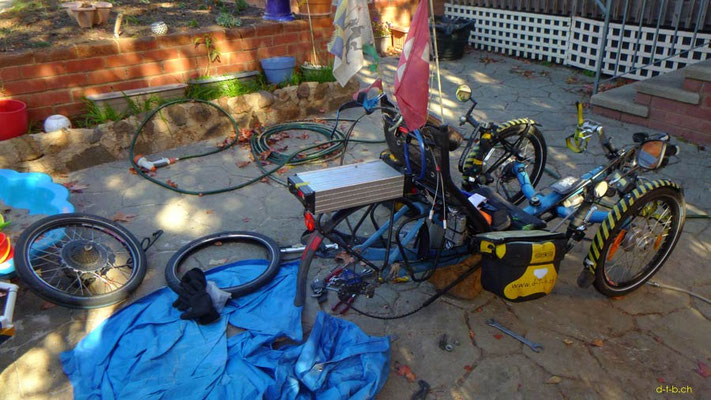 AU: Solatrike in Canberra. Reparatur des Hinterrades (Reifen, Schlauch, Speiche)