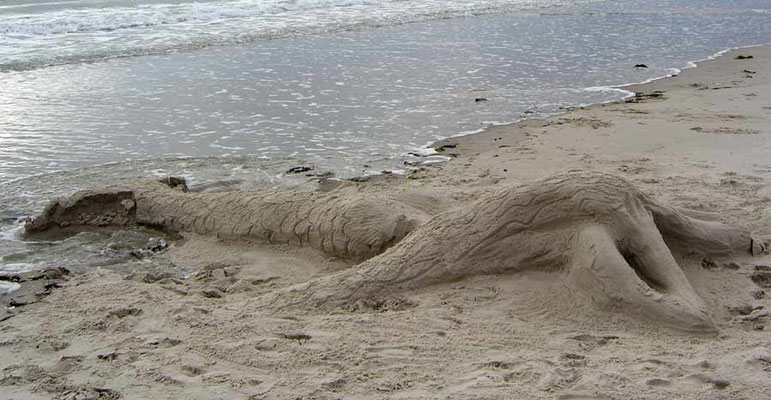 Sandskulptur "Nixe" die Flut holt sie zurück