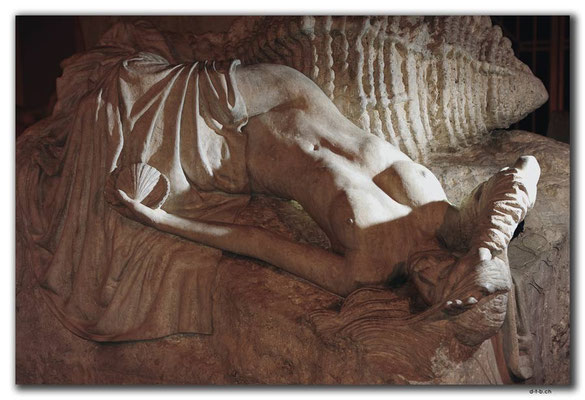 HU017.Esztergom.Brunnenfigur