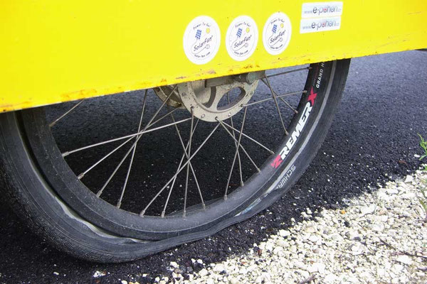 HU: Solatrike mit erstem Platfuss - First flat tire