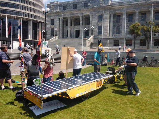 NZ: Wellington in front of the Beehive at Fridays for Future (Photo: Ismene)