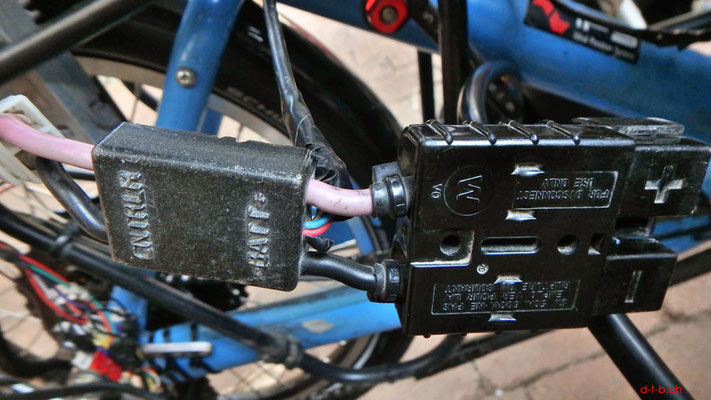 AU: Solatrike Batteriestecker