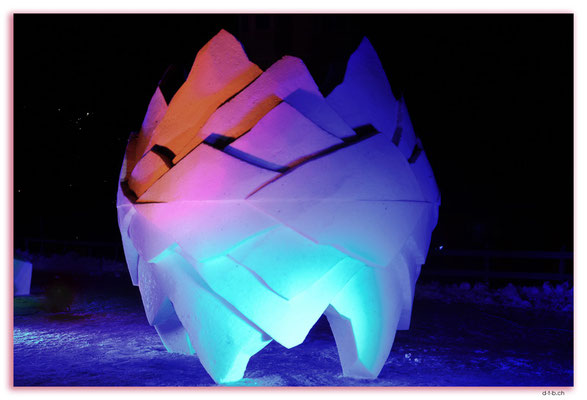 GW0186.Schneeskulptur.Berge und Spiegelung im See