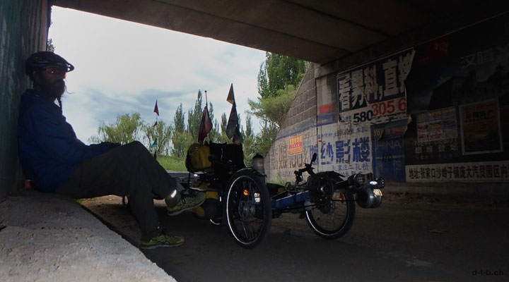 CN.Solatrike bei Mittagspause unter der Brücke