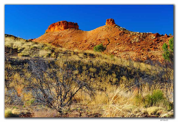 AU0225.Ngumban Cliffs
