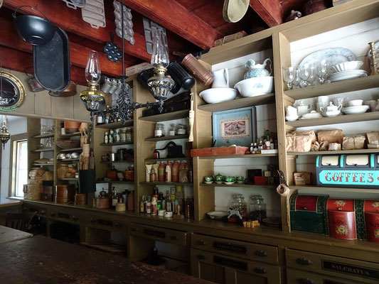 Black Creek Pioneer Village in Toronto: Blick auf die Auswahl im Gemischtwarenladen.