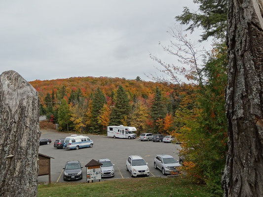 Parkplatz in Fall Colors: Blick zurück von der kleinen Kunstgalerie im Algonquin Provincial Park.