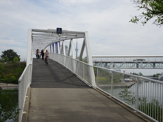 Fussgänger- und Fahrradbrücke am Ontario Place in Toronto.