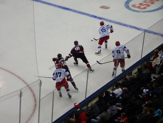 Eishockey Junioren-Weltmeisterschaft in Toronto: Das russische Team war den Letten immer einen Schritt voraus.