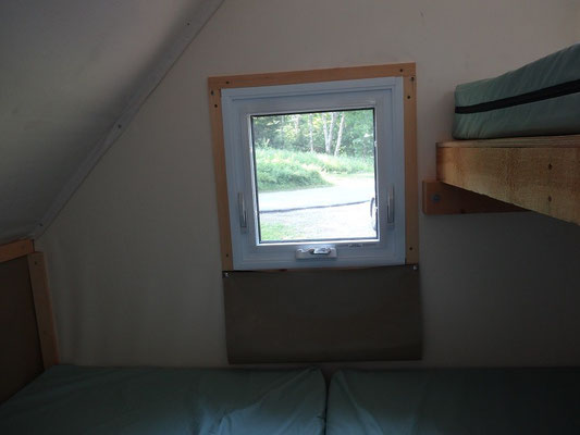 Camping im Fundy National Park: Fenster mit Fliegengitter im oTENTik.