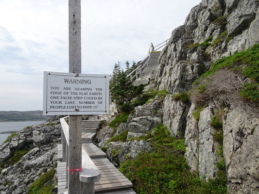 Warnschild am Brimstone Head auf Fogo Island: Immer schön festhalten!