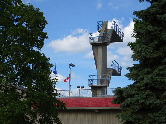 Der Olympic Pool an Torontos Woodbine Beach gruesst einen schon von weitem.