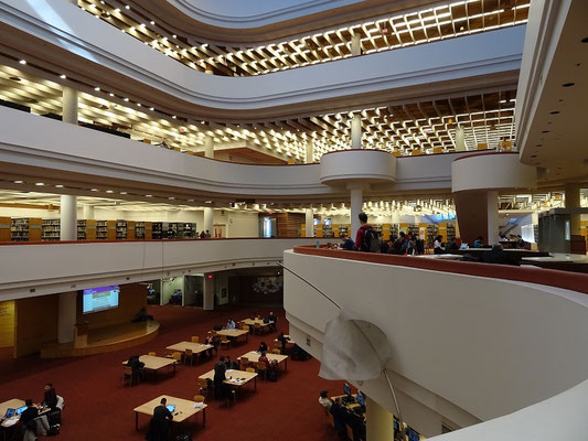 Blick in die Toronto Reference Library.