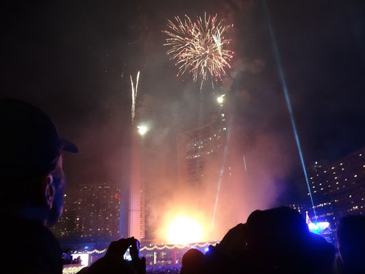 Cavalcade of Lights in Toronto: Kurzes Feuerwerk vor dem Rathaus.