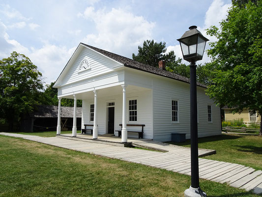 Black Creek Pioneer Village in Toronto: Blick auf die Town Hall, das Rathaus aus dem Jahre 1858.