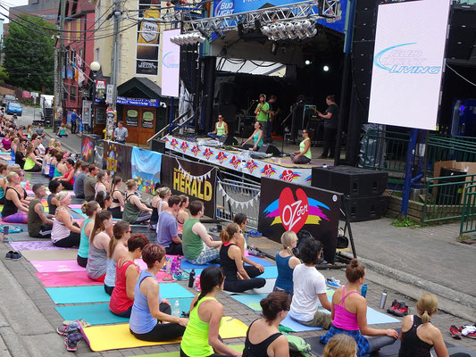 Urlaub in Neufundland: Zur Mittagsstunde gab es Yoga auf dem George Street Festival in St. John's.