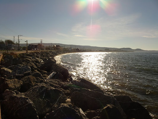 Urlaub in Quebec: Abendsonne beim Spaziergang am Ufer des Sankt-Lorenz-Stroms in Sainte-Anne-des-Monts.