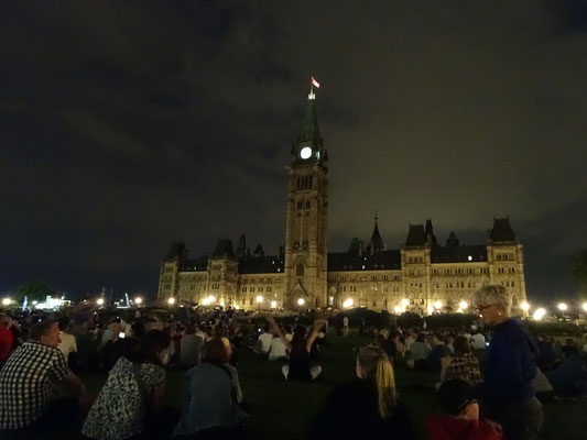 Urlaub in Ottawa: Guter Besuch bei einer abendlichen Veranstaltung vor dem Parlament.