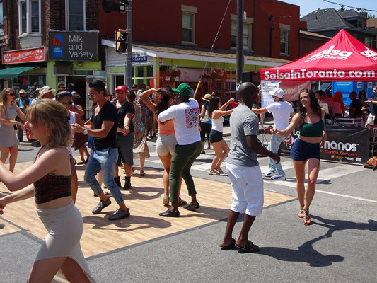 Reges Treiben bei Torontos Salsa-Fest auf der St. Clair: Getanzt wird auf der Strasse.