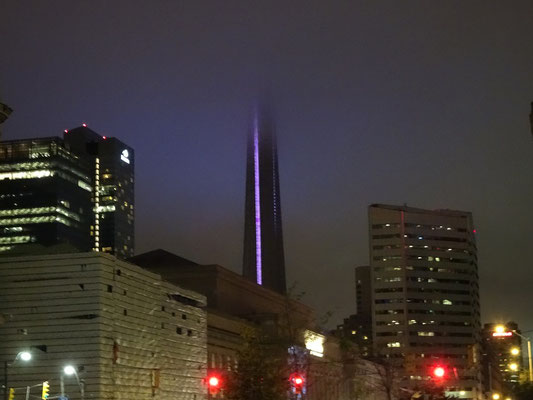 Nuit Blanche 2016 in Toronto: Ter CN Tower verschwindet im Nebel.