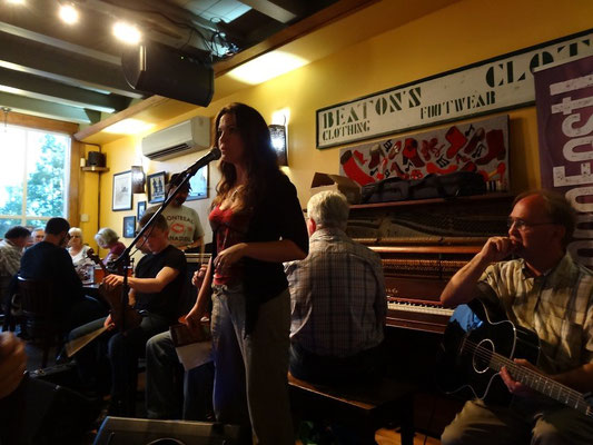 Gälische Sprache gewinnt in Cape Breton Island wieder an Popularität. Beim Kitchen Fest im Red Shoe Pub konnten daher viele Besucher mitsingen.