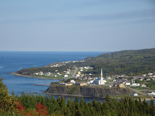 Herbsttour durch Quebec: Blick auf die Ortschaft Grande-Vallée auf der Gaspésie-Halbinsel.