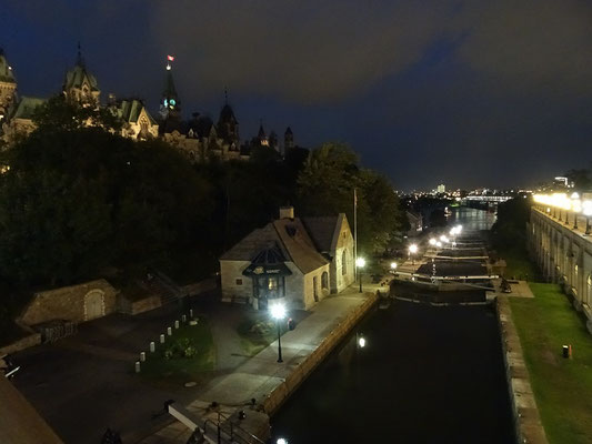 Urlaub in Ottawa: Nächtlicher Blick auf die Schleusen am Rideau-Kanal.