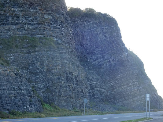 Auf der Route 132 um die Gaspésie-Halbinsel: Blick auf die Felswand direkt am Strassenrand.