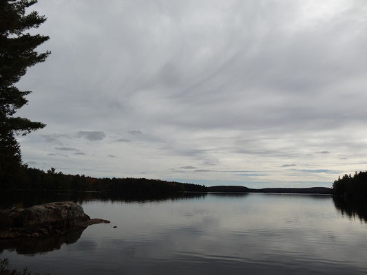 Ufer-Panorama aus dem Algonquin Provincial Park, der nicht nur während der Fall Colors eine Reise wert ist.