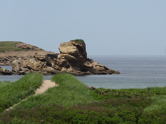 Urlaub in Cape Breton Island: Hinter der Düne Felsen und Meer.