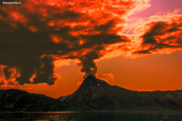 Vulkan oder Wolken? Oder Beides ;-)?  Island