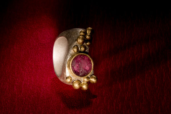 Ring von Urte Hauck. Turmalin, Gelbgold, Silber. Fotografiert von Bernd Euler