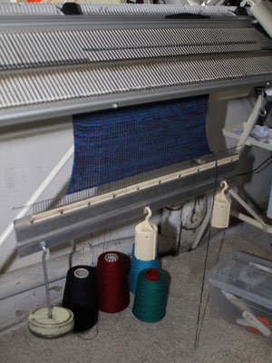 in der Maschine welche von Hand bewegt wird