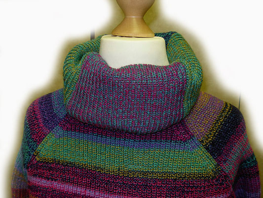 voluminöser Kragen, der auf der Innenseite jedoch enganliegend gestrickt ist, damit der Hals schön warm ist
