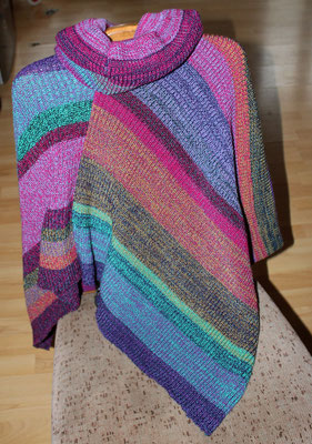 Poncho mit buntem Farbverlauf aus 100 % Synthetik mit großem Kragen; 65 €