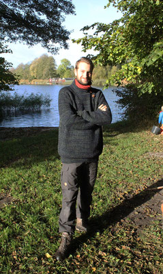 Outdoorpullover mit hohem Kragen und Knopfleiste und Daumenlöchern