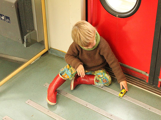 Oktober 2015 im Zug in die Uckermark; "Norwegenpullover" + Halsteil geschlossen aus Wolle