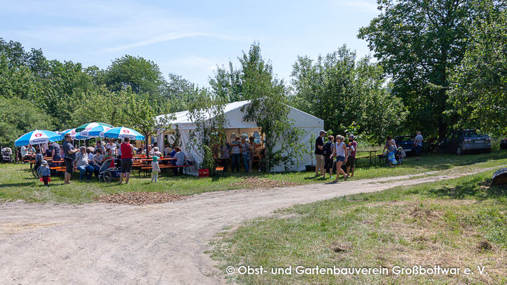 Das Festzelt auf der Streuobstwiese auf dem Galgenberg.