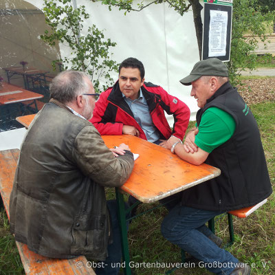 Vorstand Albert Schlipf im Gespräch mit Bürgermeister Ralf Zimmermann und einem Vertreter der Lokalpresse.