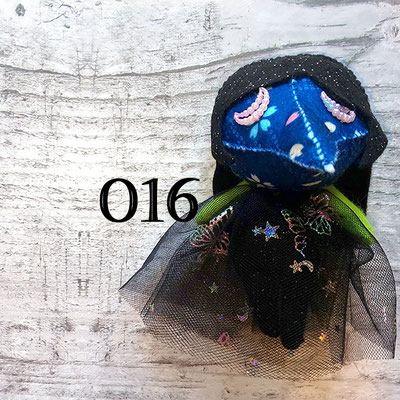 青地の花柄マスクに瞑り目の016番