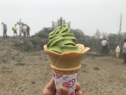 山頂で食べたアイス　後ろは日本武尊の碑
