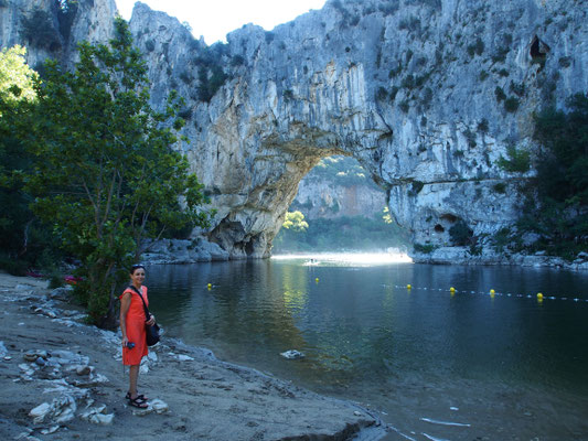 Denise Sigg beim Pont d'Arc