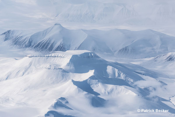 Über der wunderschönen Landschaft von Spitzbergen 
