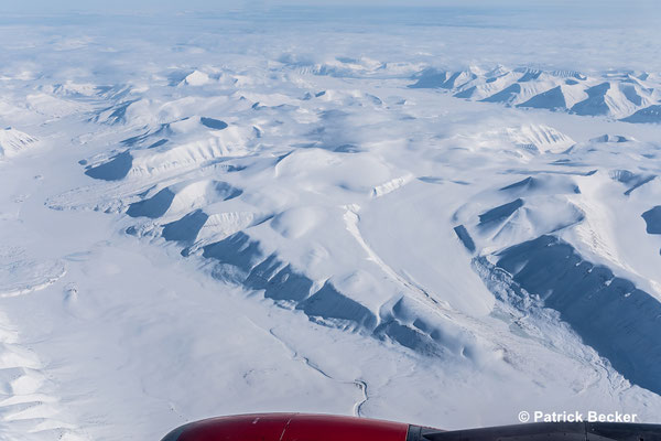 Über der wunderschönen Landschaft von Spitzbergen 