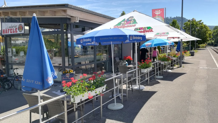 Bei uns gibt es 3 Bereiche. Der sonnige Bereich am Bahnhof mit Blick auf den Bodensee. 