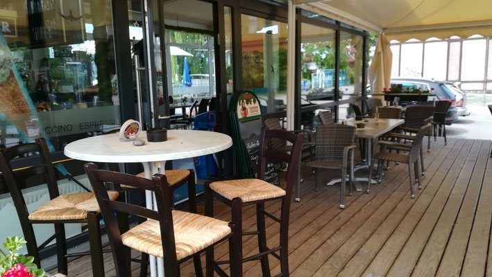 Dann wäre da noch unsere Terrasse, welche unter einem großen Doppelpavillon steht und sich problemlos bei Wind und Wetter größtenteils schließen lässt. 