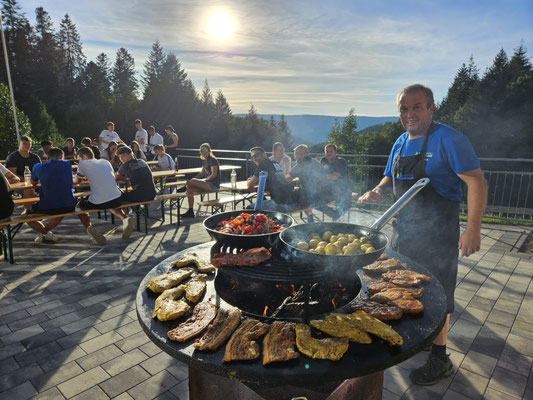 Barbecue-Verpflegung auf dem Vorplatz