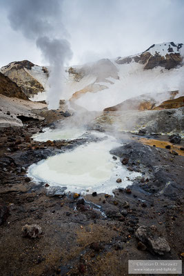 Kochender See im Krater des Motnovsky Vulkans